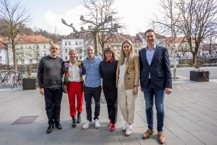 <br />
<b>Notice</b>:  Undefined index: foto_alt in <b>/home/odprtaku/public_html/novice/blog-infinite.php</b> on line <b>124</b><br />
