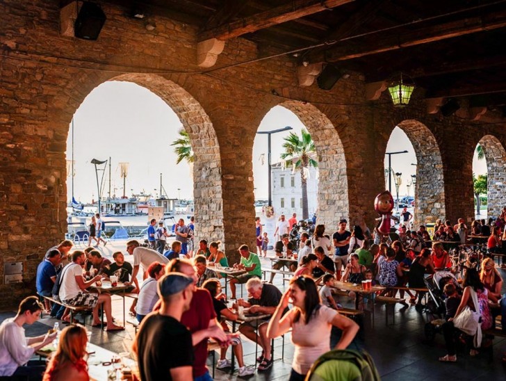 <br />
<b>Notice</b>:  Undefined index: foto_alt in <b>/home/odprtaku/public_html/novice/blog-infinite.php</b> on line <b>124</b><br />
