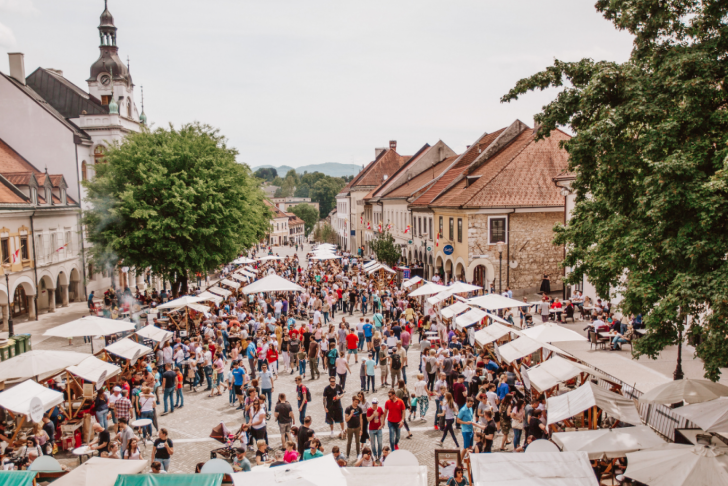 <br />
<b>Notice</b>:  Undefined index: foto_alt in <b>/home/odprtaku/public_html/novice/blog-infinite.php</b> on line <b>124</b><br />
